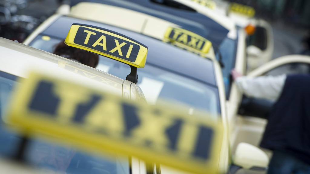 "Heute kann man froh sein, wenn du nach 20 Minuten eine Tour kriegst", erzählt uns der Hamburger Taxifahrer Bernd Hoffmann.