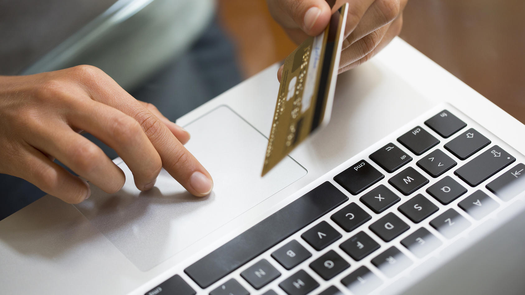 Frau kauft mit Kreditkarte online ein.