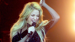ARCHIV - Die kolumbianische Sängerin Shakira tritt am 27.03.2014 in Berlin bei der Verleihung des Musikpreises Echo auf. Die Sängerin feiert am 02.02.2017 ihren 40. Geburtstag. (zu "Shakira: «Ich litt unter einer Schreibblockade»" am 21.10.2017) Foto: Britta Pedersen/dpa-Zentralbild/dpa +++(c) dpa - Bildfunk+++