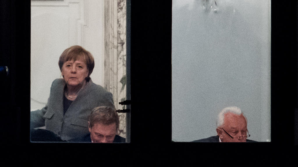 Bundeskanzlerin Angela Merkel (CDU, l-r), Christian Lindner, Bundesvorsitzender der FDP, und Wolfgang Kubicki, stellvertretender FDP-Bundesvorsitzender, beraten am 14.11.2017 bei den Sondierungsgesprächen von CDU, CSU, FDP und Bündnis 90/Die Grünen i