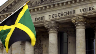 ARCHIV - ILLUSTRATION - Eine in den Boden gesteckte jamaikanischen Flagge weht vor dem Reichstag am 19.09.2005 in Berlin. (zu dpa «Unionsgerangel über Obergrenze auf dem Weg zu Jamaika» vom 04.10.2017) Foto: Peter Endig/dpa-Zentralbild/dpa +++(c) dpa - Bildfunk+++