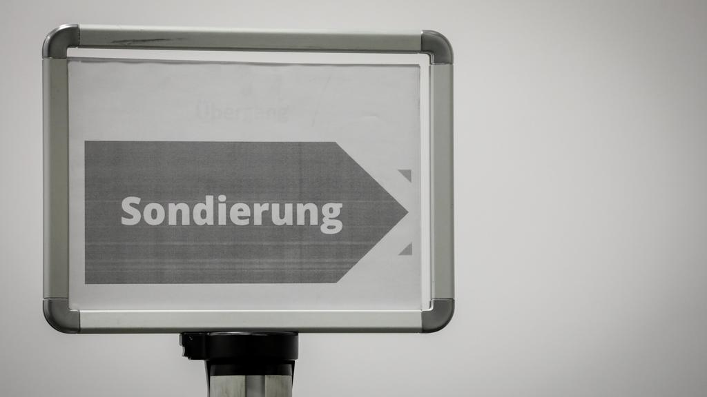 Ein Hinweisschild im Eingangsbereich der Parlamentarischen Gesellschaft zeigt am 13.11.2017 den Weg zu den Sondierungsgesprächen zwischen CDU, CSU, FDP und Bündnis 90/Die Grünen in Berlin. Foto: Kay Nietfeld/dpa +++(c) dpa - Bildfunk+++