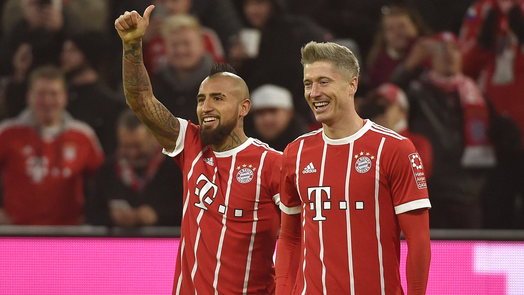 Hatten gut lachen: Arturo Vidal und Robert Lewandowski schossen die Bayern zum 3:0-Sieg gegen Augsburg.