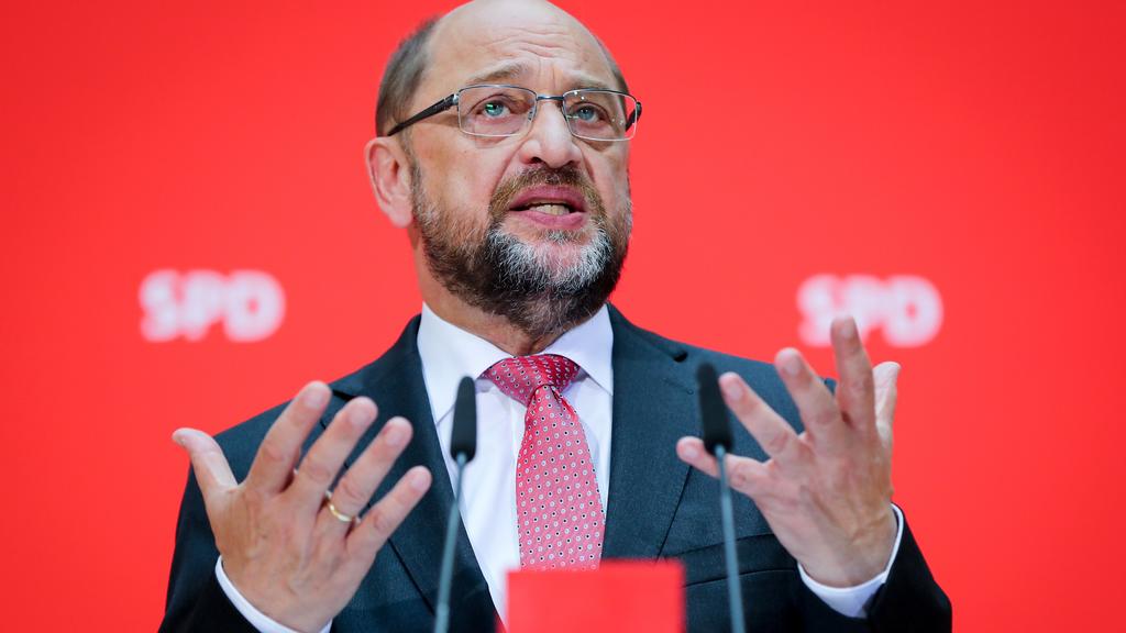 ARCHIV - Der SPD-Parteivorsitzende Martin Schulz spricht am 16.10.2017 in der SPD-Parteizentrale in Berlin während einer Pressekonferenz zu den Medienvertretern. Mit einer Veranstaltung in Nürnberg will die Bundes-SPD am 19.11.2017 die Serie ihrer Re