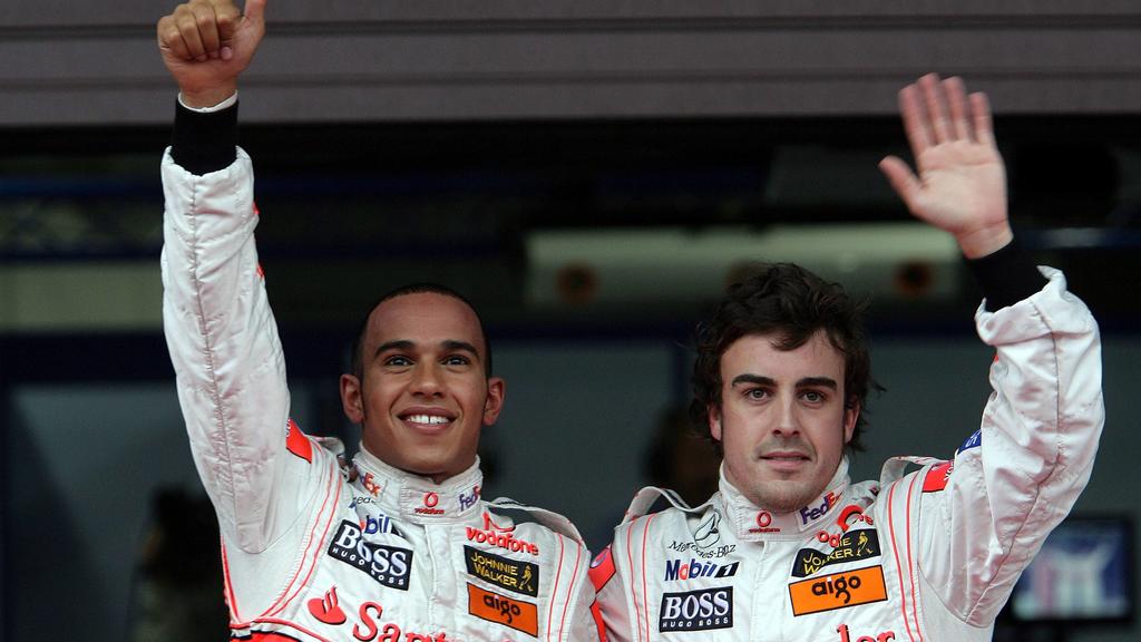 Lewis Hamilton (England, li.) und Fernando Alonso (Spanien / beide McLaren Mercedes) auf den Plätzen 1 und 2 nach dem Qualifying des GP Japan 2007 - PUBLICATIONxNOTxINxUK