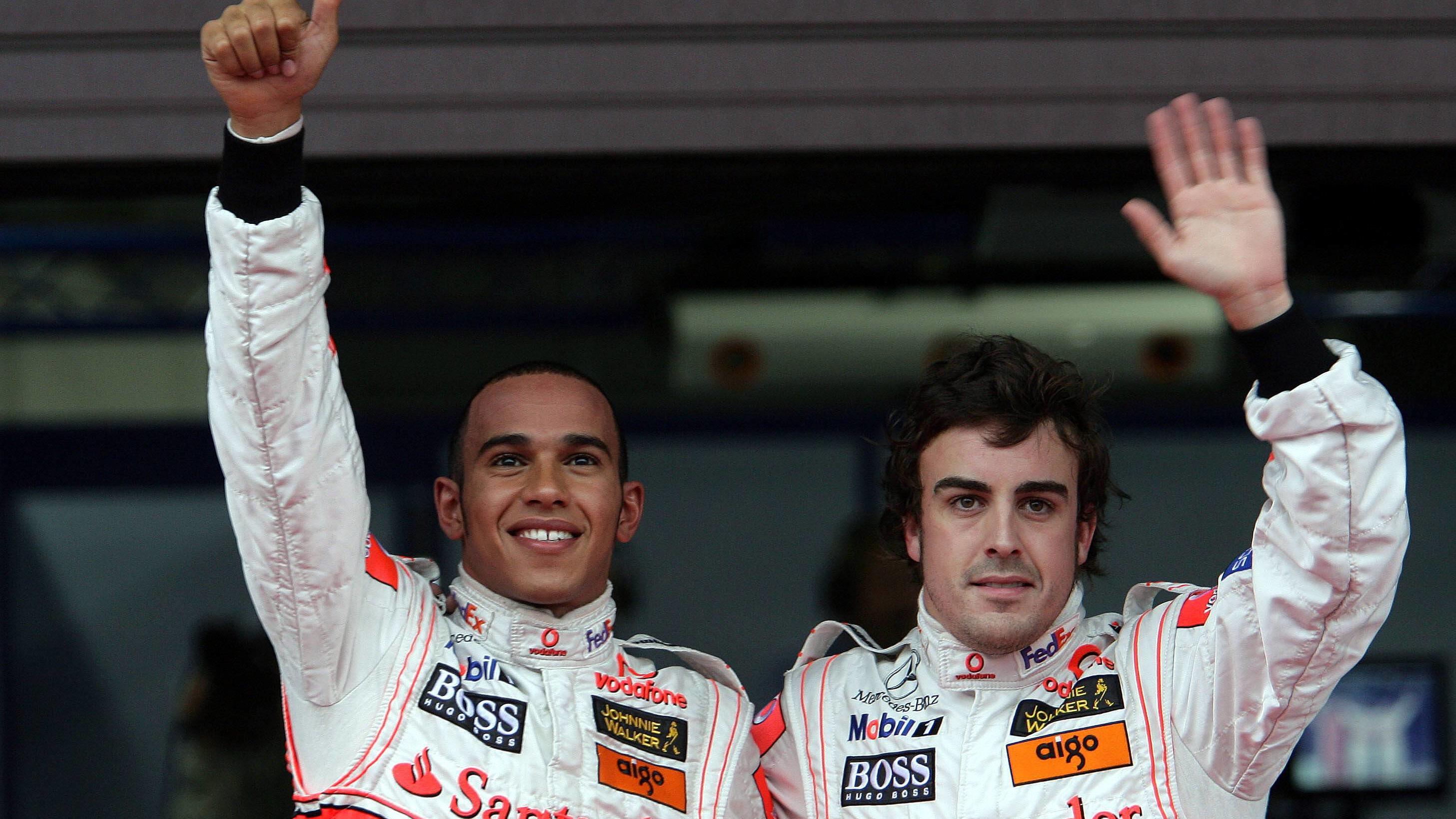 Lewis Hamilton (England, li.) und Fernando Alonso (Spanien / beide McLaren Mercedes) auf den Plätzen 1 und 2 nach dem Qualifying des GP Japan 2007 - PUBLICATIONxNOTxINxUK  