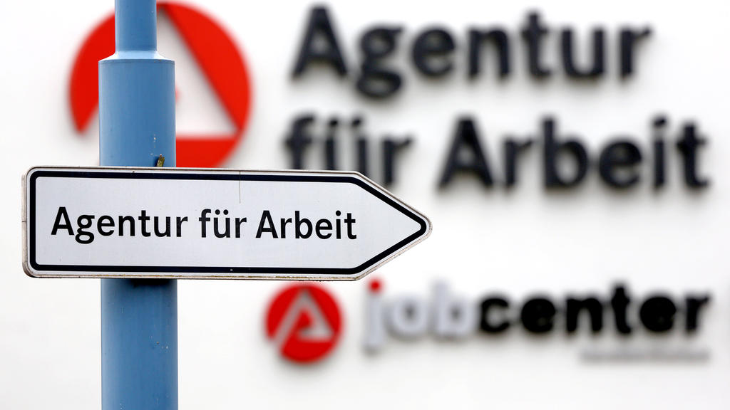 Ein Schild weist zur Agentur für Arbeit und zum Jobcenter