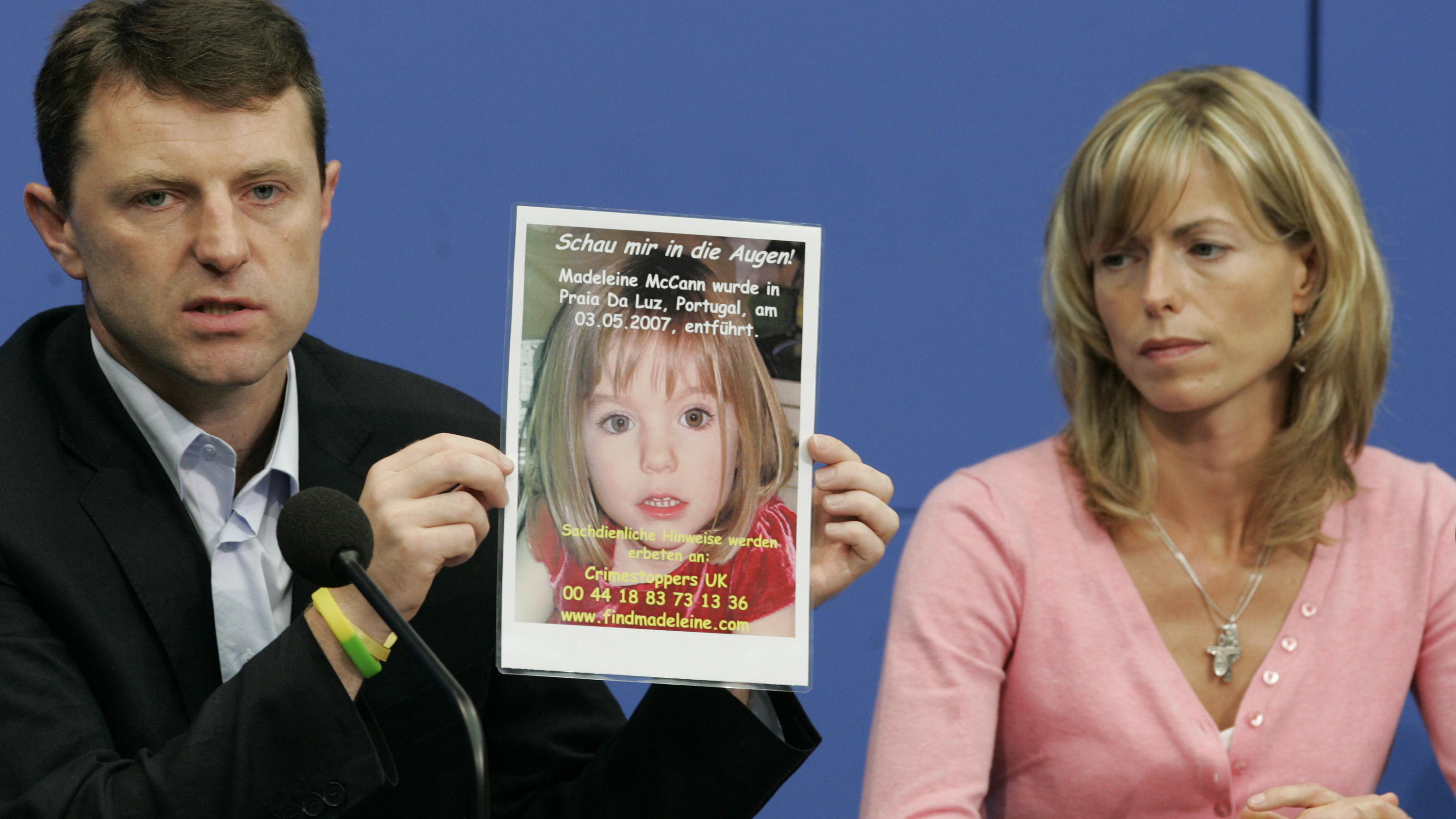 ARCHIV - Kate und Gerry McCann zeigen am 06.06.2007 in Berlin während einer Pressekonferenz in Berlin ein Bild ihrer verschwundenen Tochter Madeleine (Maddie). Auch zehn Jahren nach dem Verschwinden von Maddie hat die Londoner Polizei die Hoffnung no
