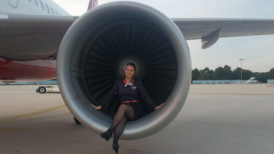 Flugbegleiterin Melissa im Triebwerk einer Air-Berlin-Maschine