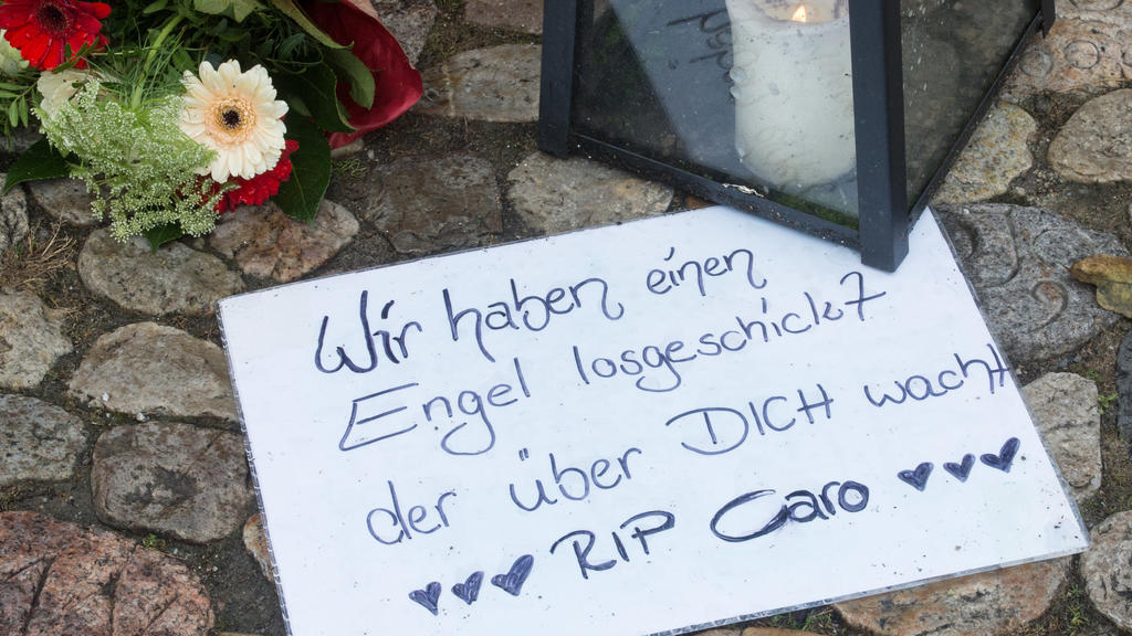 Blumen und Kerzen stehen am 11.11.2016 in Gedenken der getöteten Endingerin auf und um den Stadtbrunnen in Endingen (Baden-Württemberg). Die getötete Joggerin wurde nach Polizeiangaben Opfer einer Sexualstraftat. Foto: Patrick Seeger/dpa +++(c) dpa -