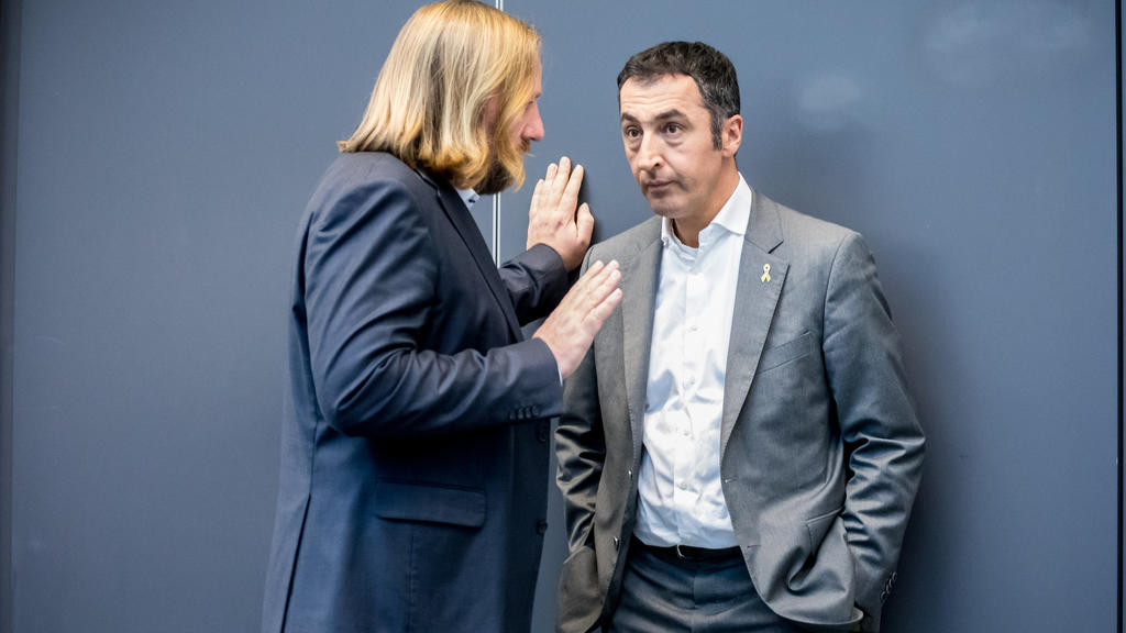 Cem Özdemir, Bundesvorsitzender von Bündnis 90/Die Grünen, spricht mit Grünen Fraktionschef Anton Hofreiter am 20.11.2017 in Berlin vor Beginn der Sitzung der Grünen Bundestagsfraktion.