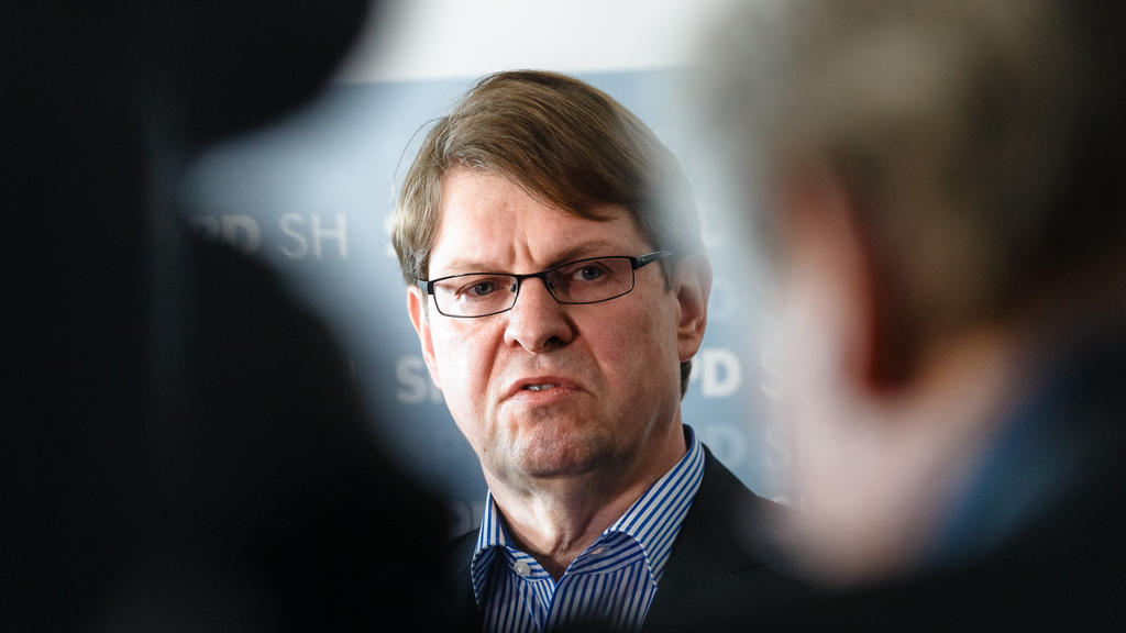 ARCHIV - Ralf Stegner, SPD-Fraktionsvorsitzender in Schleswig-Holstein, spricht am 09.05.2017 in Kiel (Schleswig-Holstein) zu den Medienvertretern. Stegner hat die Jamaika-Sondierungsgespräche als substanzlos kritisiert und sieht für seine Partei gut