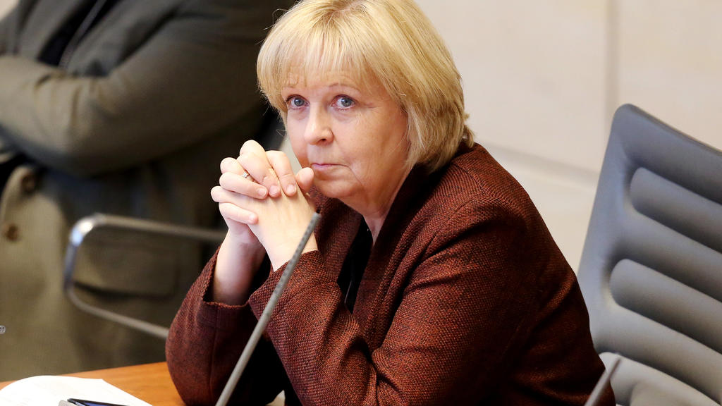 Die ehemalige NRW Ministerpräsidentin Hannelore Kraft verfolgt am 15.11.2017 in Düsseldorf (Nordrhein-Westfalen) die Reden im Landtag. Thema der heutigen Sitzung ist der Haushaltsentwurf für 2018. Foto: Roland Weihrauch/dpa +++(c) dpa - Bildfunk+++