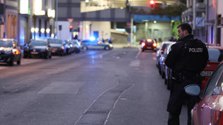 Polizisten sperren am 22.11.2017 eine Straße vor einem Berufskolleg in Duisburg (Nordrhein-Westfalen) ab. Die Polizei durchsucht ein Berufskolleg in Duisburg. (zu dpa: "Amokalarm: Polizei durchsucht Berufsschule in Duisburg" vom 22.11.2017) Foto: Christoph Reichwein/dpa +++(c) dpa - Bildfunk+++