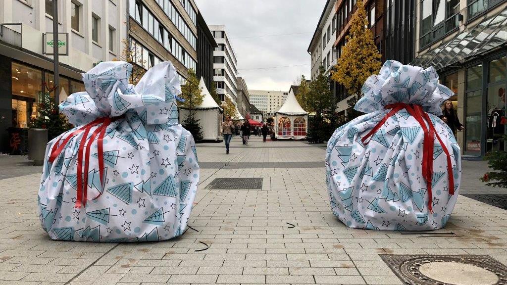 Wie kommen diese Riesengeschenke in die Bochumer Innenstadt? (Foto: Bochum Marketing GmbH)