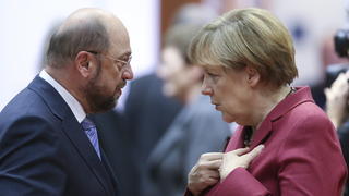 ARCHIV - Der damalige EU-Parlamentspräsident Martin Schulz (SPD) und Bundeskanzlerin Angela Merkel unterhalten sich am 23.10.2014 in Brüssel vor Beginn des EU-Gipfels. (zu dpa "Fünf Herausforderungen für Schulz - Wie wird er Merkel gefährlich?" vom 27.01.2017) Foto: Olivier Hoslet/EPA/dpa +++(c) dpa - Bildfunk+++