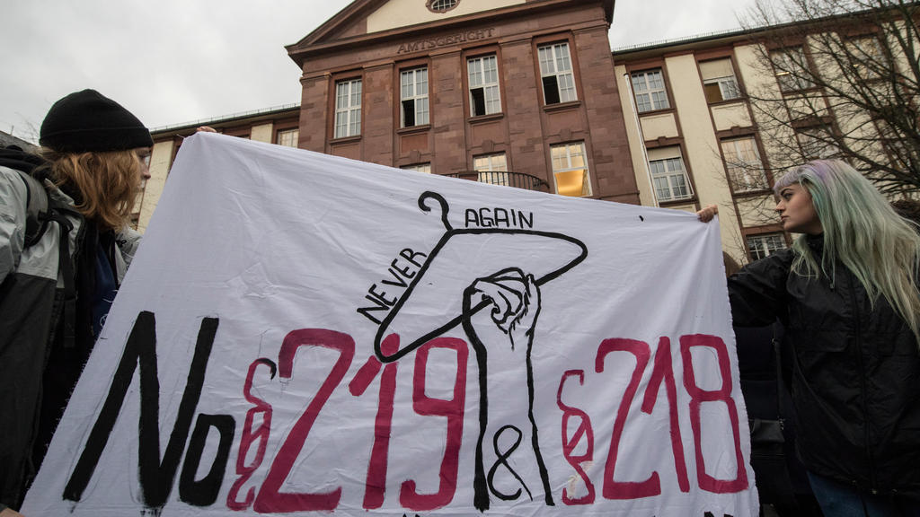 Mit einem Plakat sprechen sich Demonstrantinnen am 24.11.2017 vor dem Amtsgericht in Gießen (Hessen) für eine Abschaffung des Abtreibungsparagfen 218 und den Paragrafen 219 aus. Im Gericht muss sich die Ärztin Kristina Hänel verantworten. Sie soll au