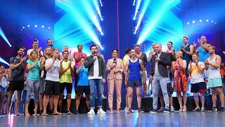 Isaac Caldiero (M.) hat den Parcours der Finalqualifikation als schnellster absolviert. Wird er nun auch noch im Finale den über 20 Meter hohen Mount Midoriyama bezwingen? Die Moderatoren (v.l.) Jan Köppen, Laura Wontorra und Frank Buschmann und die 23 Prominenten sind gespannt.