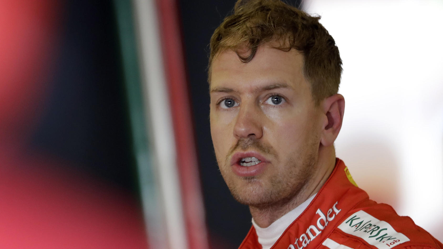 Motorsport: Formel-1-Weltmeisterschaft, Grand Prix von Abu Dhabi, Saisonfinale, 1. Freies Training am 24.11.2017 in Abu Dhabi (Vereinigte Arabische Emirate). Der Deutsche Sebastian Vettel vom Team Scuderia Ferrari steht beim Training im Fahrerlager. 