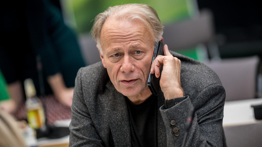 Jürgen Trittin (Bündnis 90/Die Grünen) telefoniert am 20.11.2017 in Berlin vor Beginn der Sitzung der Grünen Bundestagsfraktion. Die FDP hatte die Jamaika Sondierungsgesprächen zur Aufnahme von Koalitionsverhandlungen zur Bildung einer Regierung abge