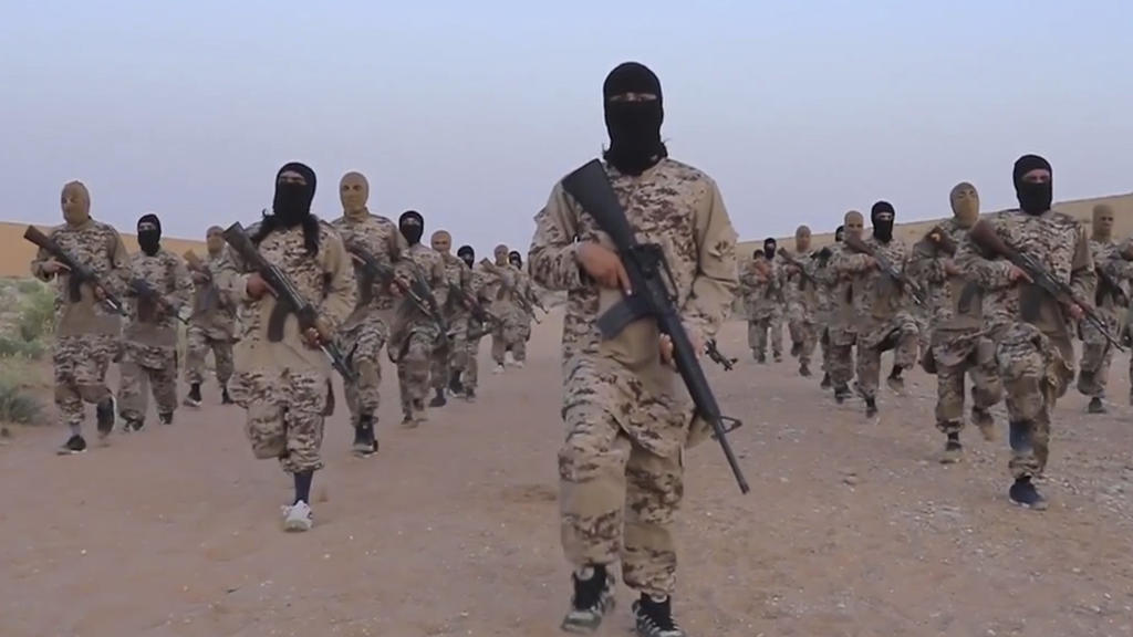 Das Standbild eines undatierten Propaganda-Videos, welches von der Terrormiliz Islamischer Staat (IS) am 19.05.2017 ins Internet gestellt wurde und über die Associated Press am 10.06.2017 zur Verfügung gestellt wurde,  zeigt IS Kämpfer in Deir ez-Zor