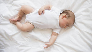 Baby girl (2-5 months) sleeping in bed,  , Baby-Maedchen (2-5 Monate), im Bett schlafend Keine Weitergabe an Drittverwerter.