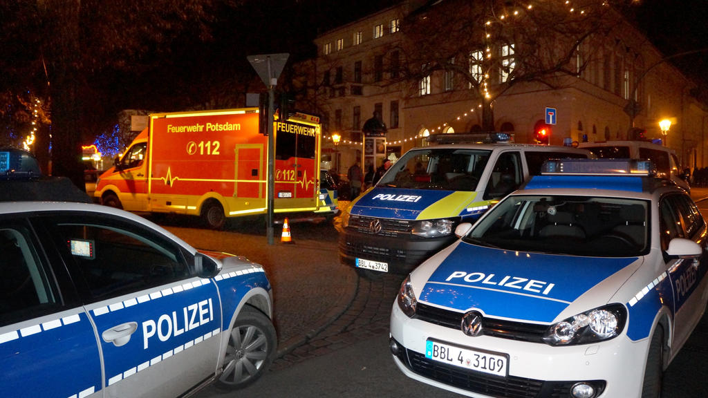Polizisten sperren am 01.12.2017 die Straßen um einen Weihnachtsmarkt in der Potsdamer Innenstadt ab. Wegen eines verdächtigen Gegenstands hat die Polizei in der Potsdamer Innenstadt einen Sperrkreis eingerichtet. (zu «Verdächtiger Gegenstand in Pots