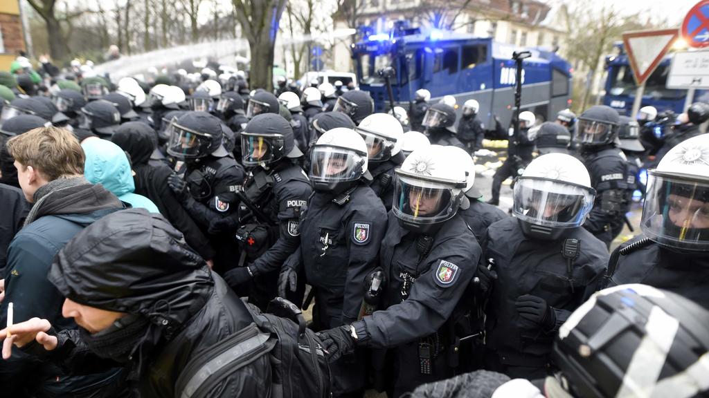 Die Polizei hat mit Hilfe von Wasserwerfern mehrere Straßenblockaden rund um den AfD-Parteitag in Hannover aufgelöst.
