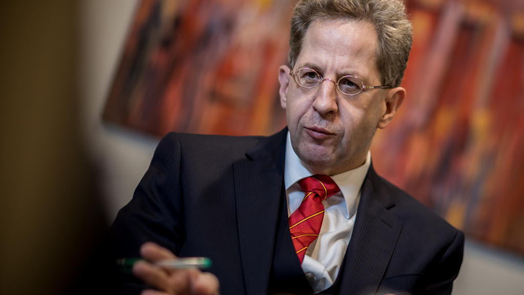 ARCHIV - Hans-Georg Maaßen, Präsident des Bundesamtes für Verfassungsschutz, spricht am 21.11.2017 in Berlin während eines Interviews. (zu dpa: "Maaßen: Gefahr durch heimkehrende Frauen und Kinder aus IS-Gebieten" vom 03.12.2017) Foto: Michael Kappel