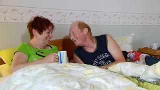 Ricarda und Alexander starten den Tag bei einem Kaffee im Bett.