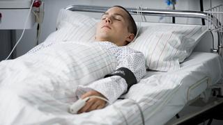 Leo (Tim Oliver Schultz) ist nach seinem Zusammenbruch da, wo er nie wieder sein wollte: im Krankenhaus.