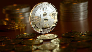 ARCHIV - ILLUSTRATION - Bitcoin-Münzen, fotografiert am 28.11.2013 in Berlin beim Münzhandel "BitcoinCommodities". Bitcoin ist eine Form von virtuellem Geld, das in einem Computernetz verwaltet wird. Die Digitalwährung Bitcoin reißt einen Rekord nach dem anderen. Diese Woche stieg ihr Wert erstmals über 11 000 US-Dollar. Allein seit Jahresbeginn hat er sich mehr als verzehnfacht. Bitcoin-Freunde träumen von der Währung der Zukunft und von weiteren Wertsteigerungen. Kritiker warnen vor einer gigantischen Finanzblase. (zu dpa-KORR: "Der Bitcoin-Rausch: Bloße Finanzspielerei oder Währung der Zukunft?" vom 01.12.2017) Foto: Jens Kalaene/dpa-Zentralbild/dpa +++(c) dpa - Bildfunk+++