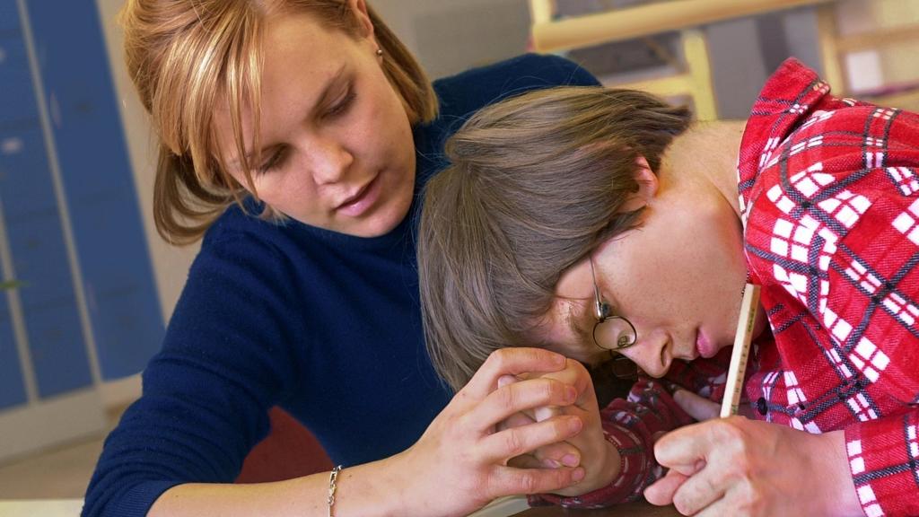 Gruppenleiter unterstützen die Behinderten bei ihren Tätigkeiten und loten Stärken und Schwächen für eine eventuelle spätere Anstellung aus.