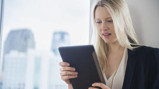 Businesswoman with digital tablet, Geschaeftsfrau mit Tablet Computer Keine Weitergabe an Drittverwerter.