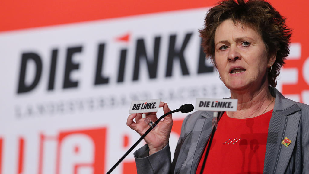 ARCHIV - Die Bundestagsabgeordnete der Partei Die Linke, Sabine Zimmermann, spricht am 27.04.2013 auf der Landesvertreterinnenversammlung der Partei in Schkeuditz (Sachsen). (zu dpa "Millionenfache Befristungen auf dem Jobmarkt - Höheres Armutsri