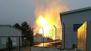 Eine Explosion in der Gasstation in Baumgarten in der Gemeinde Weiden a.d. March (Bezirk Gänserndorf) in Niederösterreich  hat am Morgen des 12.12.2017 laut dem Roten Kreuz einen Toten und zahlreiche Verletzte gefordert. Foto: Einsatzreport/APA/dpa +++(c) dpa - Bildfunk+++