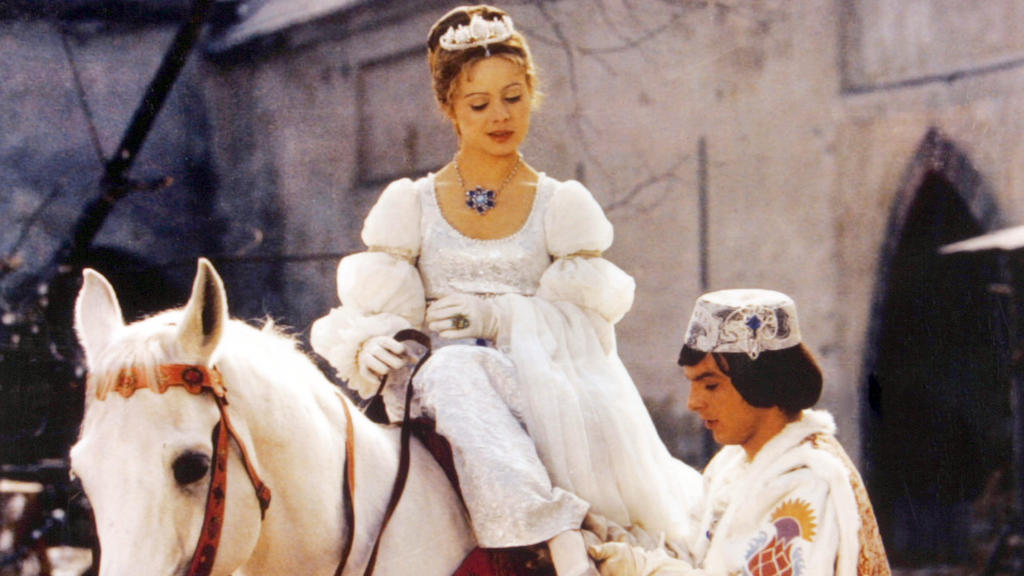 ARCHIV - Der Prinz (Pavel Travnicek) passt Aschenbrödel (Libuse Safrankova) im Film "Drei Haselnüsse für Aschenbrödel" den verlorenen Schuh an (undatierte Filmszene). (zu dpa "Nach 40 Jahren immer noch beliebt: der tschechisch-deutsche Märchenfilm «D