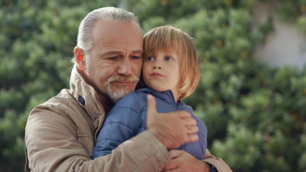 Unter uns: Robert hält Tills Sohn Noah im Arm.