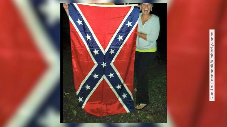 Keatons Mutter Kimberly Jones auf einem alten Facebook-Foto neben der umstrittenen Fahne. 