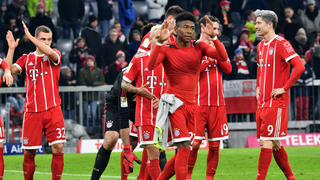 Fußball: Bundesliga, Bayern München - 1. FC Köln, 16. Spieltag am 13.12.2017 in Allianz Arena, München (Bayern). Die Mannschaft des FC Bayern München jubelt nach Spielende über ihren 1:0 Sieg.  (Wichtiger Hinweis: Aufgrund der Akkreditierungsbestimmungen der DFL ist die Publikation und Weiterverwertung im Internet und in Online-Medien während des Spiels auf insgesamt fünfzehn Bilder pro Spiel begrenzt.) Foto: Peter Kneffel/dpa +++(c) dpa - Bildfunk+++