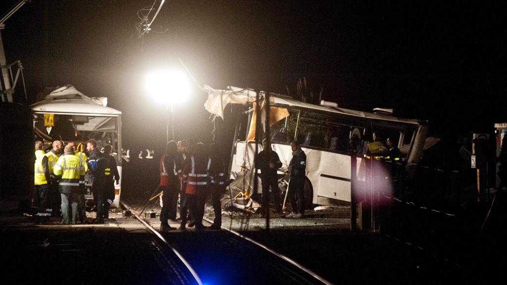 Westlich der französischen Stadt Perpignan ist ein Regionalzug mit einem Schulbus zusammengestoßen.