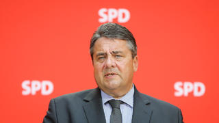 ARCHIV -  Der damalige SPD-Parteivorsitzende Sigmar Gabriel spricht am 06.06.2016 in Berlin. (zu dpa "Gabriel fordert SPD zu Kurskorrektur auf - «Frage des Überlebens»" vom 16.12.2017) Foto: Kay Nietfeld/dpa +++(c) dpa - Bildfunk+++