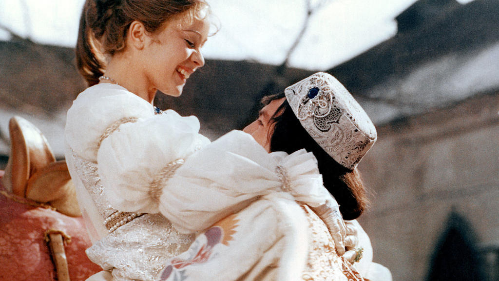 Endlich kann der Prinz (Pavel Travnicek) sein Aschenbrödel (Libuse Safrankova) in die Arme schließen - Szene des Märchenfilms 'Drei Haselnüsse für Aschenbrödel'