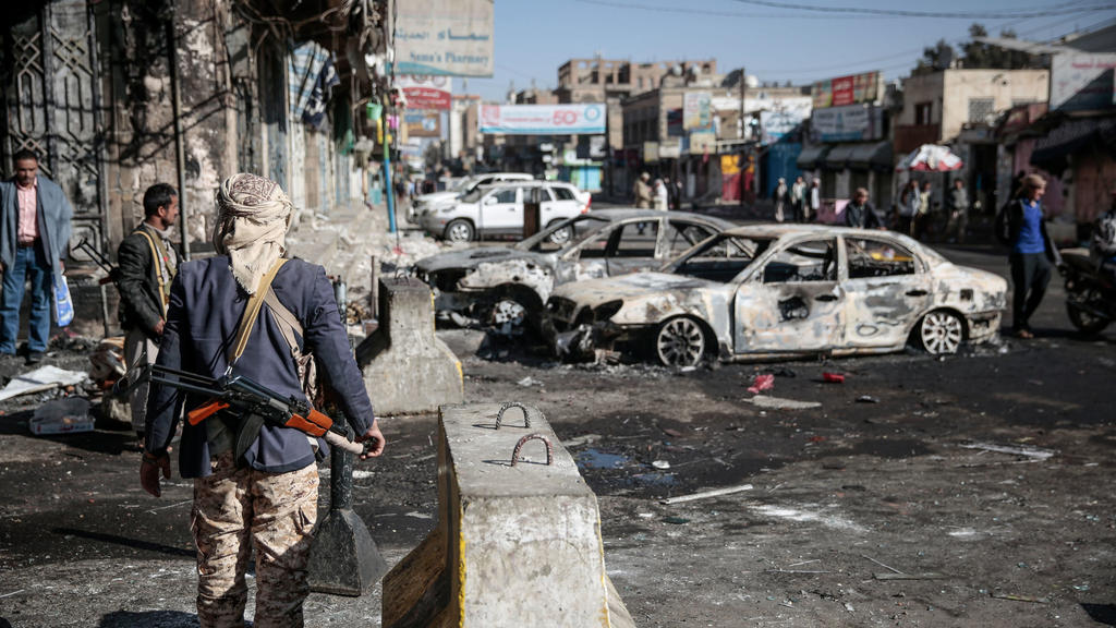 Ein Kämpfer der schiitischen Huthi-Rebellen in Sanaa (Jemen)