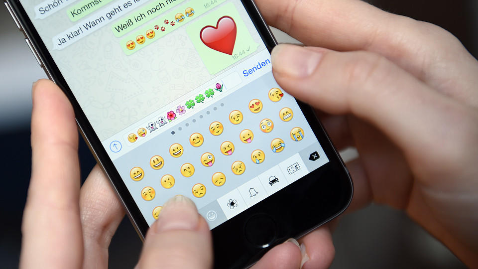 ILLUSTRATION - Auf dem Display eines iphone 6 ist am 20.03.2015 ein Chatverlauf der App 'WhatsApp' mit Emoticons zu sehen.   Foto: Britta Pedersen | Verwendung weltweit
