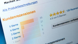 Kundenrezensionen für ein Amazon-Produkt sind am 28.04.2014 in Hamburg auf einem Bildschirm zu sehen. | Verwendung weltweit