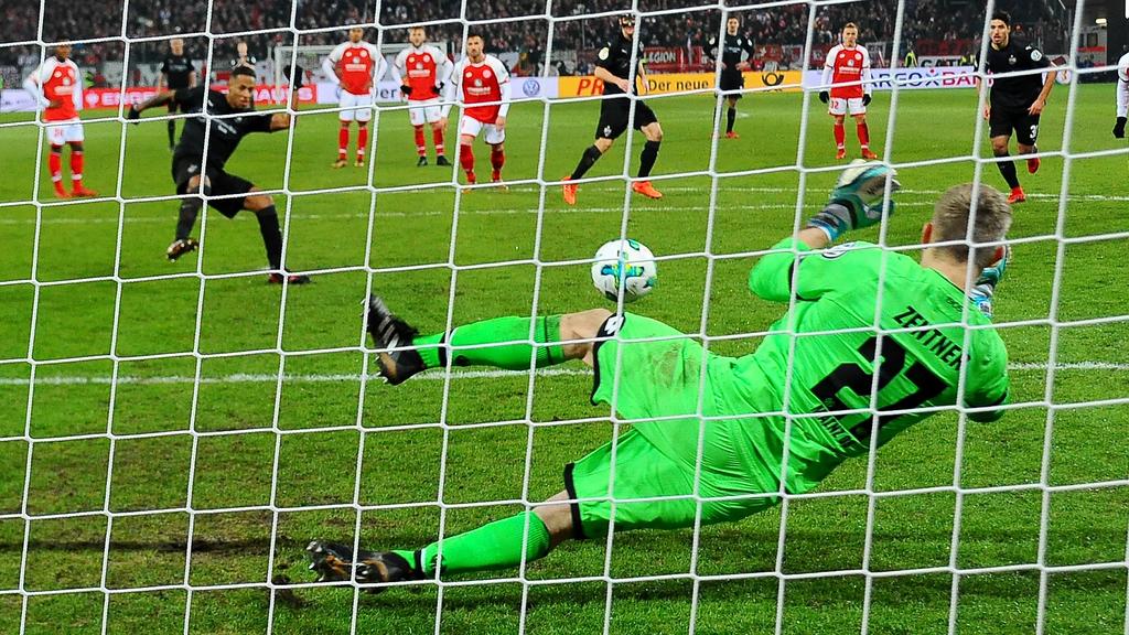 Torwart Robin Zentner (1.FSV Mainz 05) hält den Handelfmeter von Dennis Aogo (VfB Stuttgart). Deutschland, Mainz: Fussball, DFB-Pokal Achtelfinale: 1.FSV Main 05 vs VfB Stuttgart am 19.12.2017, Opel Arena. *** Goalie Robin Zentner 1 FSV Mainz 05 keep