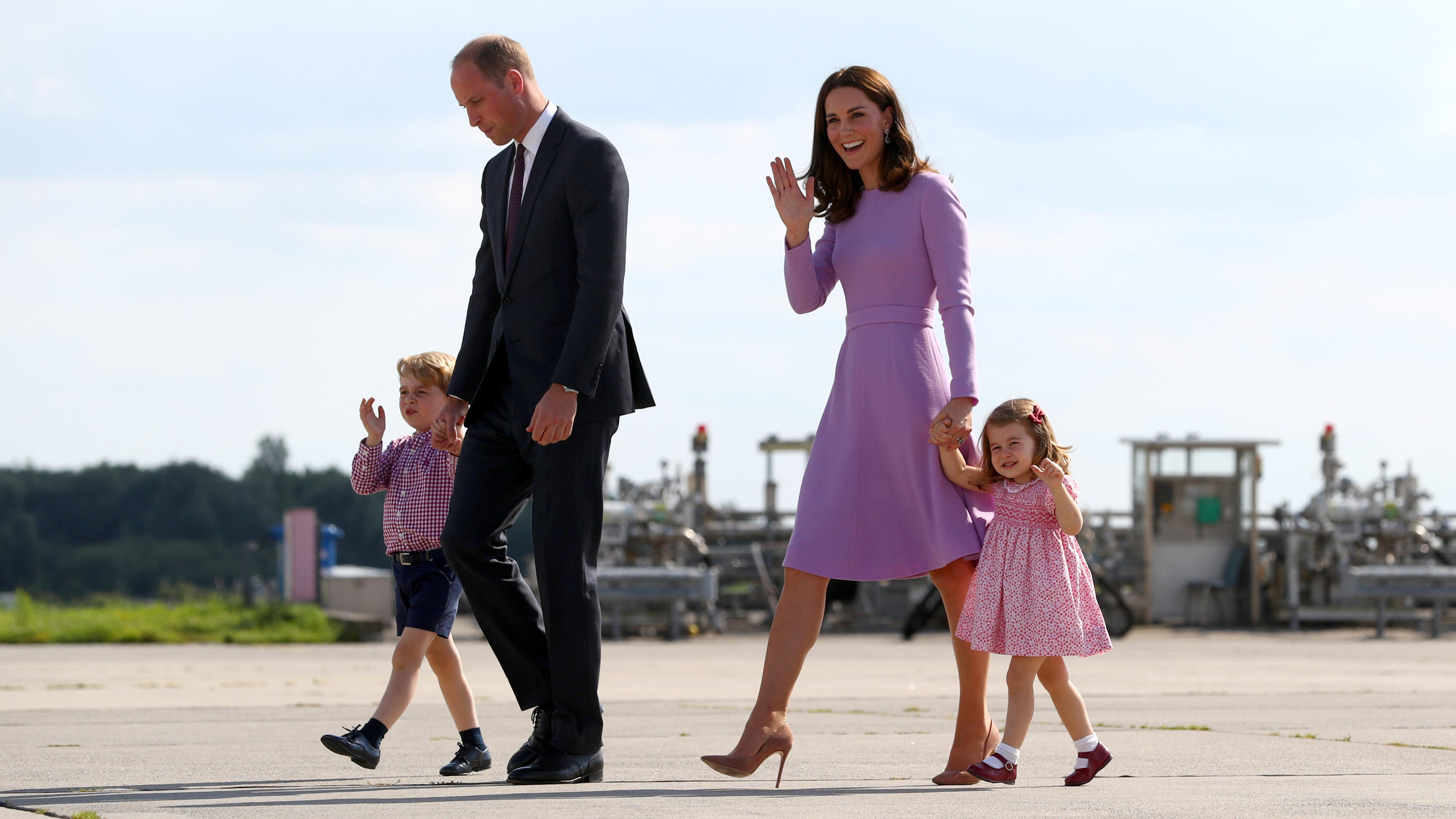  Der britische Prinz William und seine Frau Herzogin Kate gehen am 21.07.2017 mit ihren Kindern George und Charlotte vor dem Abflug zu einem Flugzeug in Hamburg-Finkenwerder. 