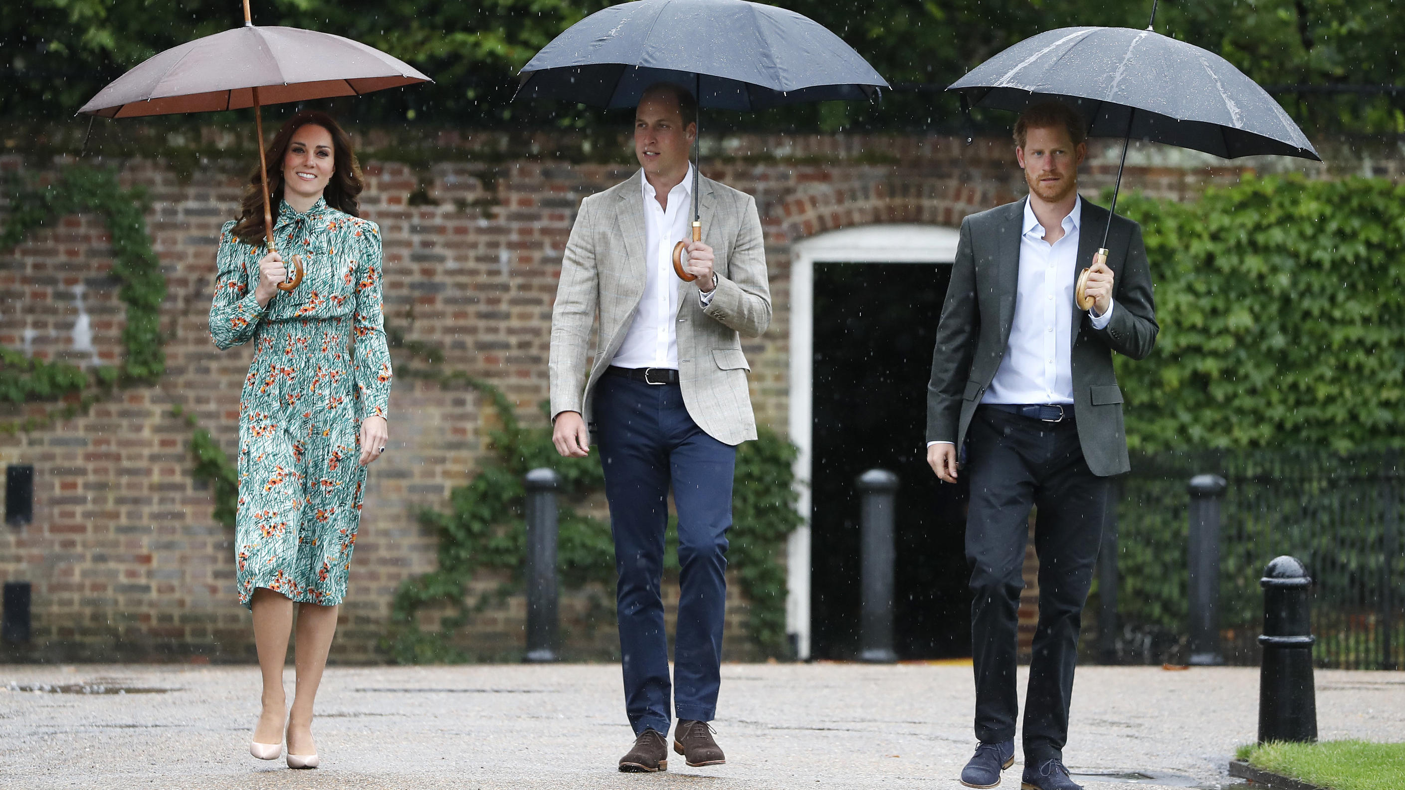 Herzogin Kate (l-r), Prinz William und Prinz Harry