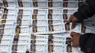 ARCHIV - Lose für die spanische Lotterie 'El Gordo' werden am 19.11.2013 in Madrid (Spanien) verkauft.    (zu dpa "«El Gordo» läuft: Spaniens Weihnachtslotterie schüttet Milliarden aus" vom 22.12.2017) Foto: Javier Lizon/EFE/dpa +++(c) dpa - Bildfunk+++